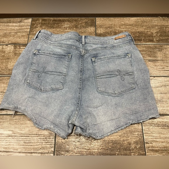 Denizen from Levi’s High-Rise Distressed Shorts Women’s Size 16 - Picture 4 of 9